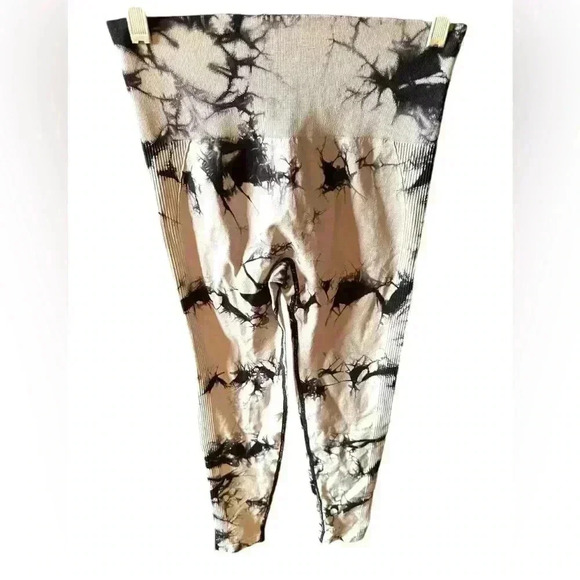 Size medium high waisted cream &  black tie dye butt scrunch leggings. NWOT. - Picture 4 of 11
